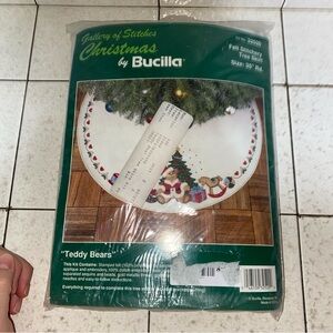 Bucilla Christmas “Teddy Bears” Tree Skirt Felt Stitchery Kit 35” NEW